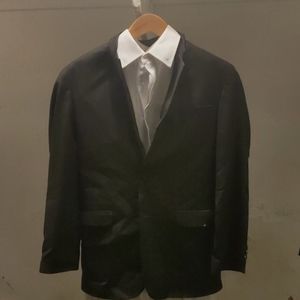 Suit two white t-shirts and a pair of black pants
